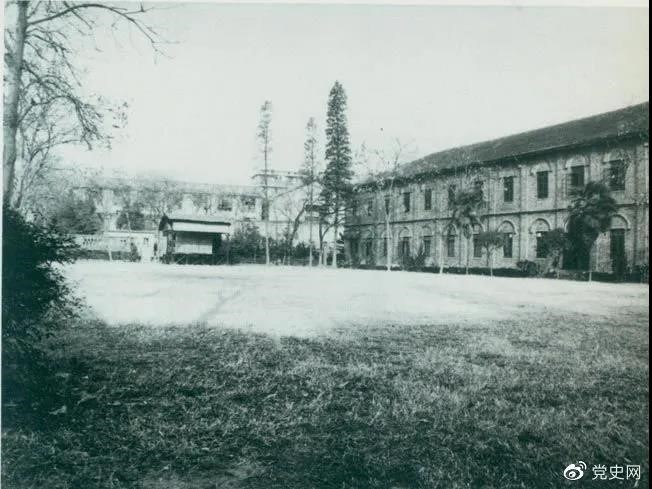 　　1927年3月18日，毛澤東出席在武昌舉行的河南武裝農民代表大會(huì )，并作湖南農運狀況報告。圖為大會(huì )會(huì )場(chǎng)——武昌農講所大操場(chǎng)。