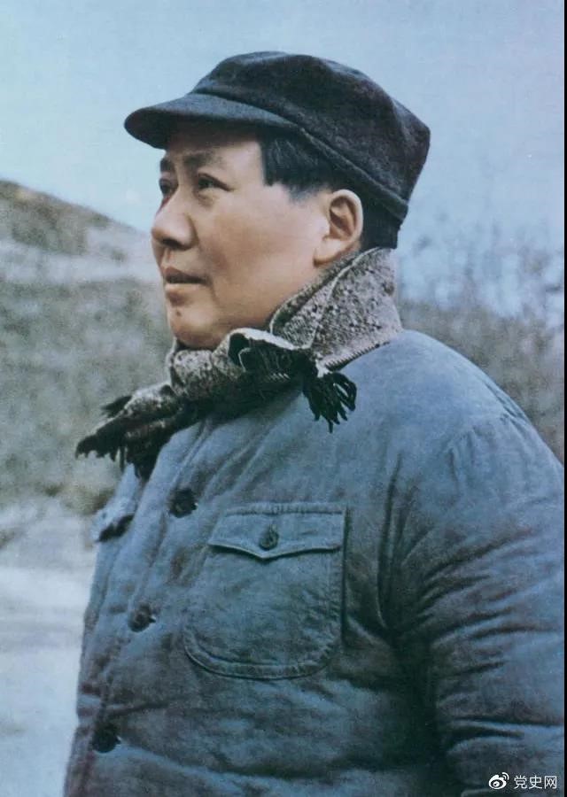 　　1947年3月18日，中共中央機關(guān)主動(dòng)撤離延安。毛澤東和周恩來(lái)、任弼時(shí)等繼續留在陜北，指揮全國人民解放戰爭。這是轉戰陜北前夕的毛澤東。